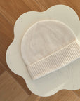 Eksklusiv babylue i 100 % kasjmir – ultramyk, varm og kløfri for sart babyhud. Kasjmir isolerer tre ganger bedre enn saueull og gir en luksuriøs følelse av komfort. Perfekt for nyfødte og barn opptil 18 måneder, med tøyelig passform som sitter godt uten å stramme. En essensiell lue til babytiden, ideell for bruk i vognen, på trilletur eller under kaldere dager. Tilgjengelig i beige, hvit, lys rosa og lys blå. Et nydelig tilbehør og en perfekt barsel- eller dåpsgave. Gi babyen det beste med vår babylue!