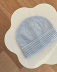 Eksklusiv babylue i 100 % kasjmir – ultramyk, varm og kløfri for sart babyhud. Kasjmir isolerer tre ganger bedre enn saueull og gir en luksuriøs følelse av komfort. Perfekt for nyfødte og barn opptil 18 måneder, med tøyelig passform som sitter godt uten å stramme. En essensiell lue til babytiden, ideell for bruk i vognen, på trilletur eller under kaldere dager. Tilgjengelig i beige, hvit, lys rosa og lys blå. Et nydelig tilbehør og en perfekt barsel- eller dåpsgave. Gi babyen det beste med vår babylue!