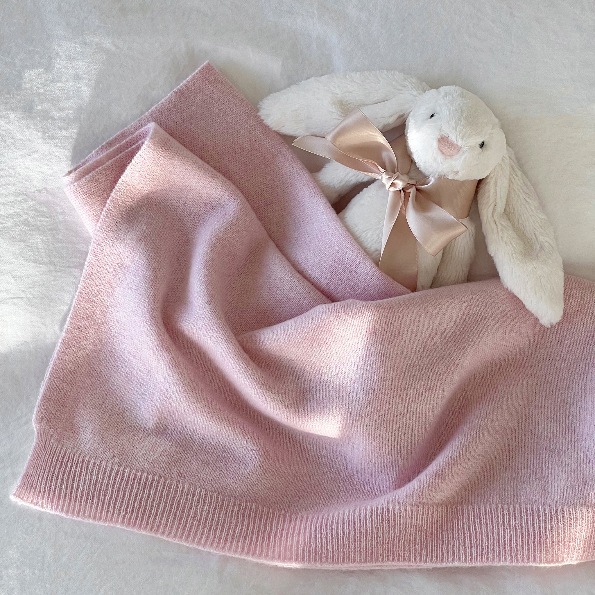 Luksuriøst babypledd i 100 % kasjmir – ultramykt, varmt og kløfritt for sart babyhud. Perfekt til vognen, bilen, under amming eller i sengen. Kasjmir isolerer tre ganger bedre enn saueull og gir en eksklusiv følelse av komfort og kvalitet. Kan brukes fra nyfødt og er en tidløs gave til babyshower, dåp eller barsel. Tilgjengelig i lys blå, hvit, beige og lys rosa. Størrelse: 90 x 65 cm. Gjør det ekstra spesielt med personlig brodering av navn! Et must-have for babytiden. Bestill ditt babypledd i dag!