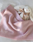 Luksuriøst babypledd i 100 % kasjmir – ultramykt, varmt og kløfritt for sart babyhud. Perfekt til vognen, bilen, under amming eller i sengen. Kasjmir isolerer tre ganger bedre enn saueull og gir en eksklusiv følelse av komfort og kvalitet. Kan brukes fra nyfødt og er en tidløs gave til babyshower, dåp eller barsel. Tilgjengelig i lys blå, hvit, beige og lys rosa. Størrelse: 90 x 65 cm. Gjør det ekstra spesielt med personlig brodering av navn! Et must-have for babytiden. Bestill ditt babypledd i dag!