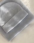 Eksklusivt babysett i 100 % kasjmir – mykt, varmt og kløfritt for sart babyhud. Settet inneholder en babylue og et babypledd, perfekt fra nyfødt til 18 måneder. Kasjmir isolerer tre ganger bedre enn saueull og gir maksimal komfort i vognen, bilen eller sengen. Babyluen har en tøyelig passform uten å stramme, og pleddet er lett og luftig. Tilgjengelig i beige, hvit, lys rosa og lys blå. En luksuriøs gave til babyshower, dåp eller barsel. Gjør det ekstra personlig med navn!