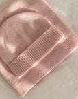 Eksklusivt babysett i 100 % kasjmir – mykt, varmt og kløfritt for sart babyhud. Settet inneholder en babylue og et babypledd, perfekt fra nyfødt til 18 måneder. Kasjmir isolerer tre ganger bedre enn saueull og gir maksimal komfort i vognen, bilen eller sengen. Babyluen har en tøyelig passform uten å stramme, og pleddet er lett og luftig. Tilgjengelig i beige, hvit, lys rosa og lys blå. En luksuriøs gave til babyshower, dåp eller barsel. Gjør det ekstra personlig med navn!