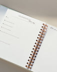 Min Barnebok – en vakker minnebok som bevarer de viktigste øyeblikkene fra småbarnsårene og frem til skolestart (1-6 år). Perfekt for å dokumentere milepæler som første sykkeltur, mistet tann, barnehagetid, bursdager, gullkorn, ferieminner og fritidsaktiviteter. Oppfølgeren til Min Babybok, designet for å skape en helhetlig samling av barndomsminner. Ideell som dåpsgave, bursdagsgave eller gave til nybakte foreldre. Legg til initialer for en personlig touch! En stilren, detaljrik og tidløs barne minnebok!