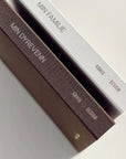 Eksklusivt fotoalbum – perfekt for å bevare dine mest verdifulle minner! Dette stilrene albumet i tekstil med elegant gullfolie gir deg muligheten til å fylle 80 sider med bilder og personlige tekster. Med hardt cover og skjult spiral får du både fleksibilitet og holdbarhet, ideelt for å skape et unikt minnealbum. Perfekt som gave eller til eget bruk! Bruk albumet som en vakker Coffee Table Book eller plasser det på en hylle for et tidløst uttrykk. Et must-have for å ta vare på de spesielle øyeblikkene.