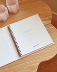 Baby minnebok – en vakker og gjennomtenkt minnebok for å bevare de mest dyrebare øyeblikkene fra graviditeten til barnets første år. Boken inneholder plass til notater, bilder og personlige detaljer, inkludert graviditetens utvikling, ultralyd, fødselshistorie, milepæler, første tann, første jul og mye mer. En perfekt gave til nybakte foreldre eller en verdifull skatt til ditt eget barn. Legg til initialer for en ekstra personlig touch! Perfekt dåpsgave eller barselgave.