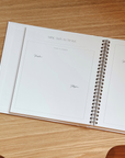 Baby minnebok – en vakker og gjennomtenkt minnebok for å bevare de mest dyrebare øyeblikkene fra graviditeten til barnets første år. Boken inneholder plass til notater, bilder og personlige detaljer, inkludert graviditetens utvikling, ultralyd, fødselshistorie, milepæler, første tann, første jul og mye mer. En perfekt gave til nybakte foreldre eller en verdifull skatt til ditt eget barn. Legg til initialer for en ekstra personlig touch! Perfekt dåpsgave eller barselgave.