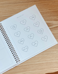 Baby minnebok – en vakker og gjennomtenkt minnebok for å bevare de mest dyrebare øyeblikkene fra graviditeten til barnets første år. Boken inneholder plass til notater, bilder og personlige detaljer, inkludert graviditetens utvikling, ultralyd, fødselshistorie, milepæler, første tann, første jul og mye mer. En perfekt gave til nybakte foreldre eller en verdifull skatt til ditt eget barn. Legg til initialer for en ekstra personlig touch! Perfekt dåpsgave eller barselgave.