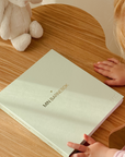 Min Barnebok – en vakker minnebok som bevarer de viktigste øyeblikkene fra småbarnsårene og frem til skolestart (1-6 år). Perfekt for å dokumentere milepæler som første sykkeltur, mistet tann, barnehagetid, bursdager, gullkorn, ferieminner og fritidsaktiviteter. Oppfølgeren til Min Babybok, designet for å skape en helhetlig samling av barndomsminner. Ideell som dåpsgave, bursdagsgave eller gave til nybakte foreldre. Legg til initialer for en personlig touch! En stilren, detaljrik og tidløs barne minnebok!