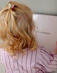 Min Barnebok – en vakker minnebok som bevarer de viktigste øyeblikkene fra småbarnsårene og frem til skolestart (1-6 år). Perfekt for å dokumentere milepæler som første sykkeltur, mistet tann, barnehagetid, bursdager, gullkorn, ferieminner og fritidsaktiviteter. Oppfølgeren til Min Babybok, designet for å skape en helhetlig samling av barndomsminner. Ideell som dåpsgave, bursdagsgave eller gave til nybakte foreldre. Legg til initialer for en personlig touch! En stilren, detaljrik og tidløs barne minnebok!