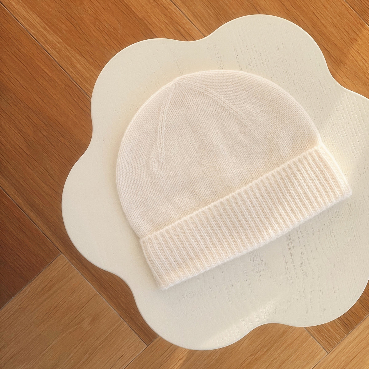 Hvit babylue i kasjmir – Plain knit