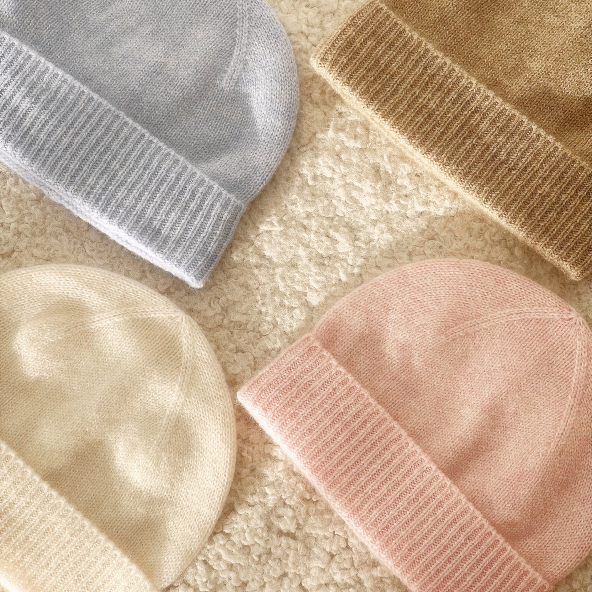 Babyluer i kasjmir i beige, lys rosa, lys blå og hvit