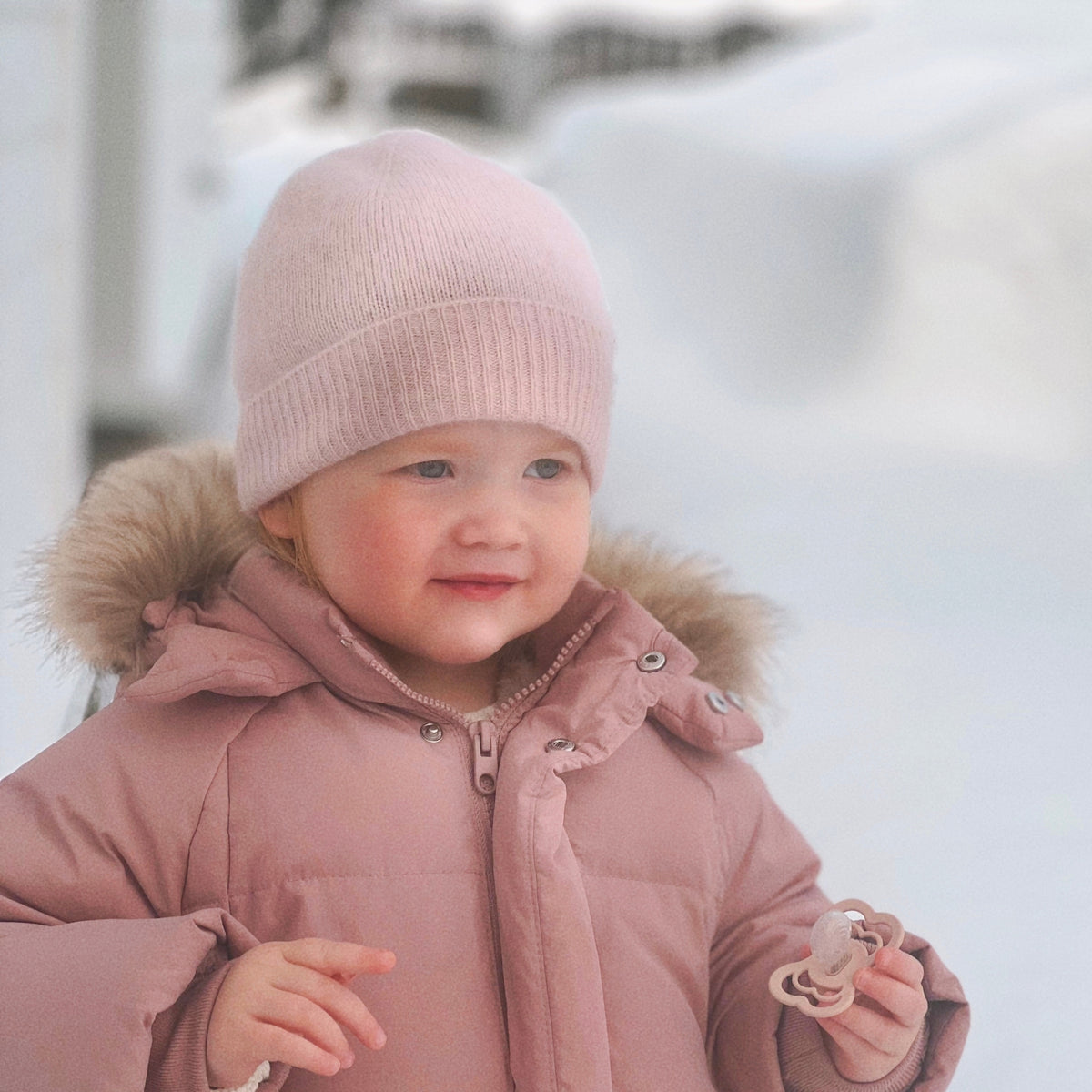 Baby med lys rosa babylue i kasjmir
