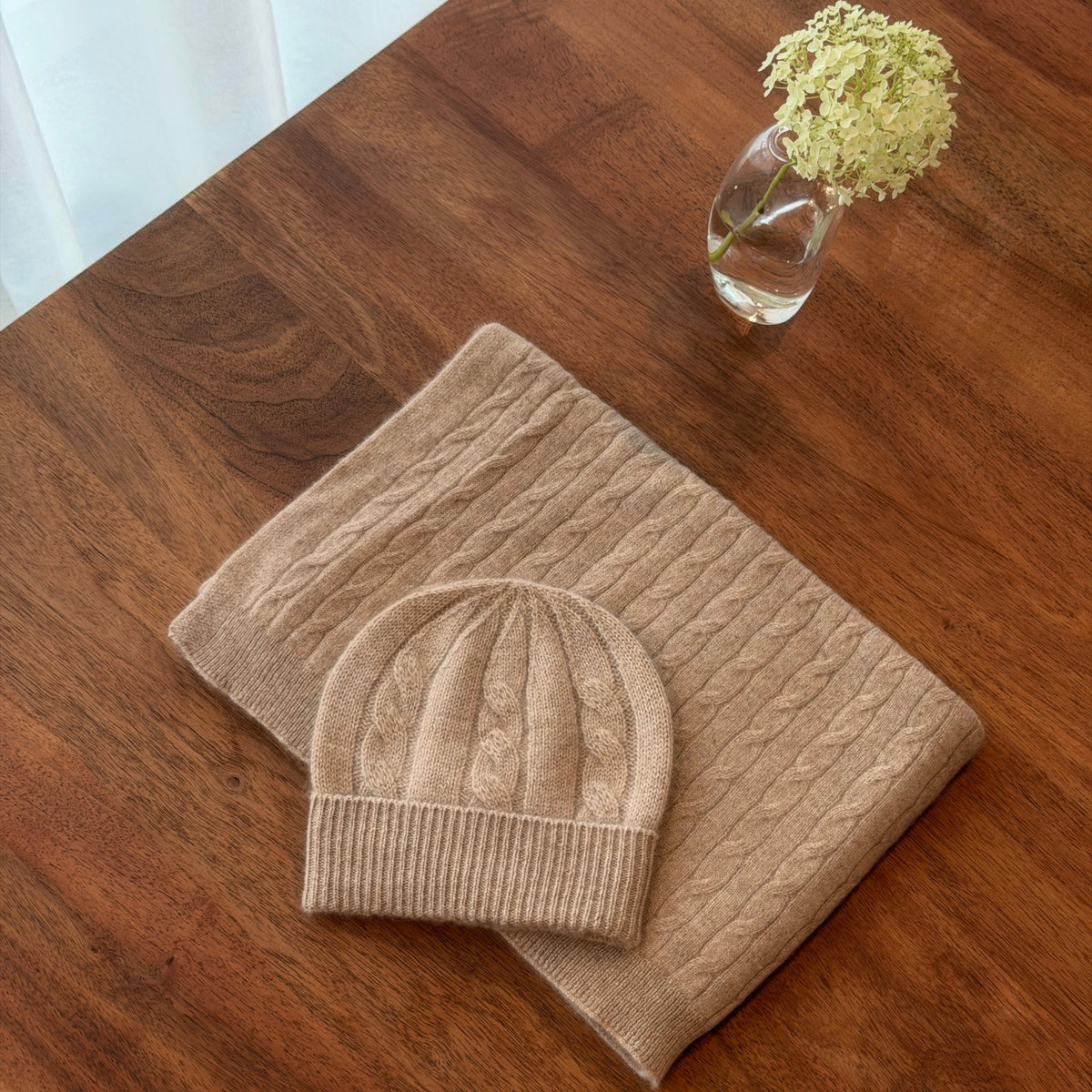 Beige babylue i kasjmir med Cable knit-mønster