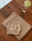 Beige babylue i kasjmir med Cable knit-mønster