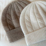 Nærbilde av Cable knit-mønster på babylue i kasjmir