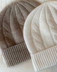 Nærbilde av Cable knit-mønster på babylue i kasjmir
