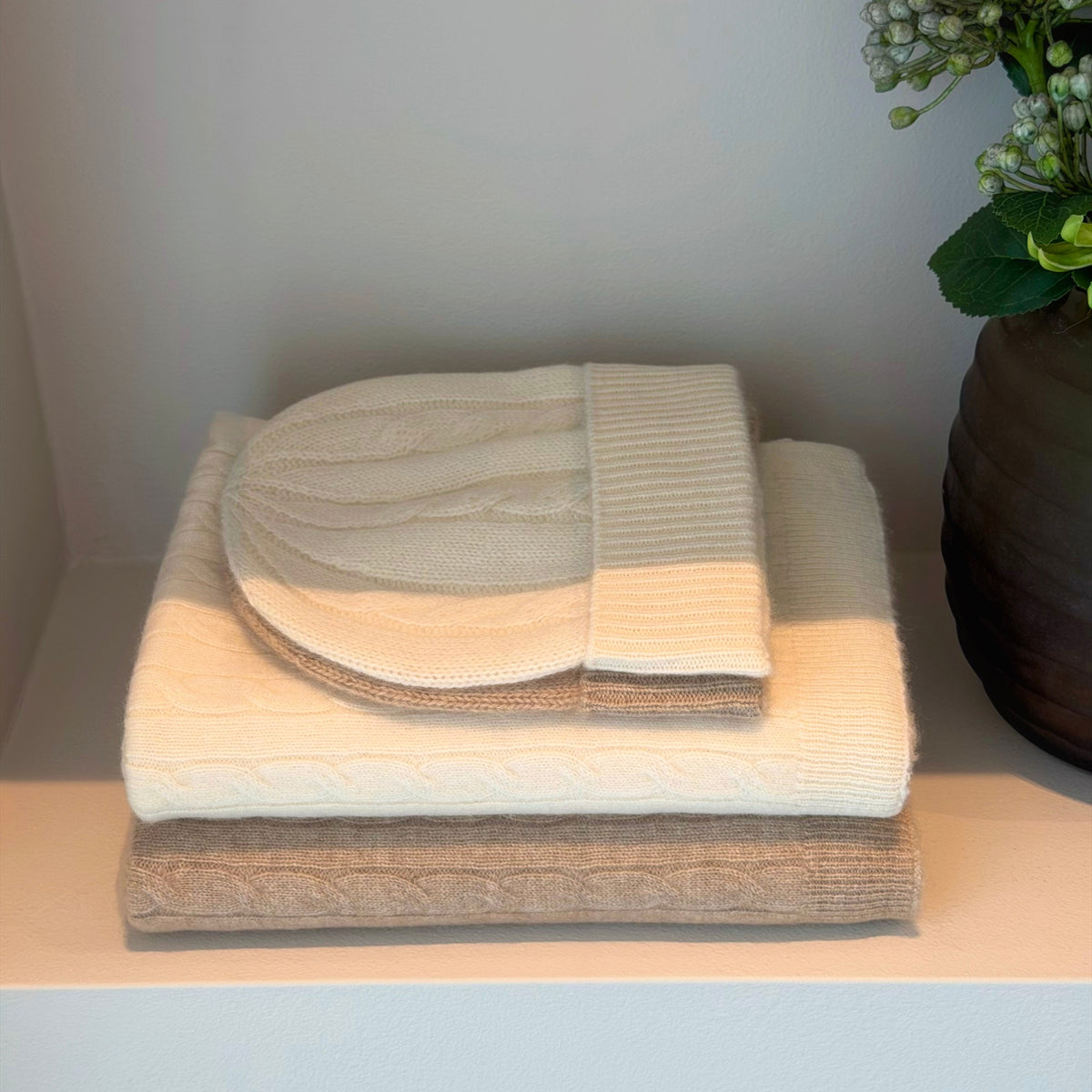 Babyluer i kasjmir med Cable knit-mønster i hvit og beige