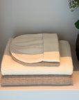 Babyluer i kasjmir med Cable knit-mønster i hvit og beige