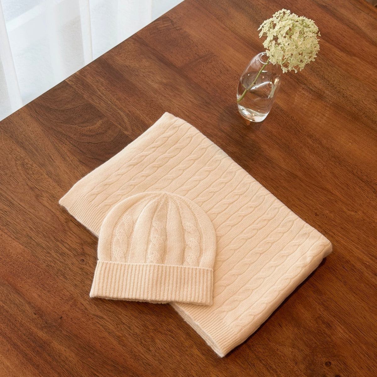 Hvit babylue i kasjmir med Cable knit-mønster
