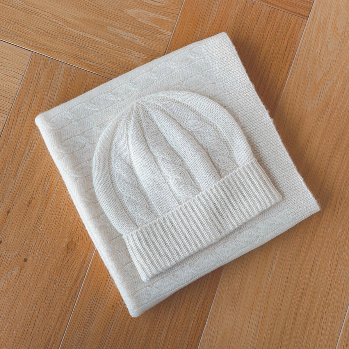 Hvit babylue i kasjmir med Cable knit-mønster