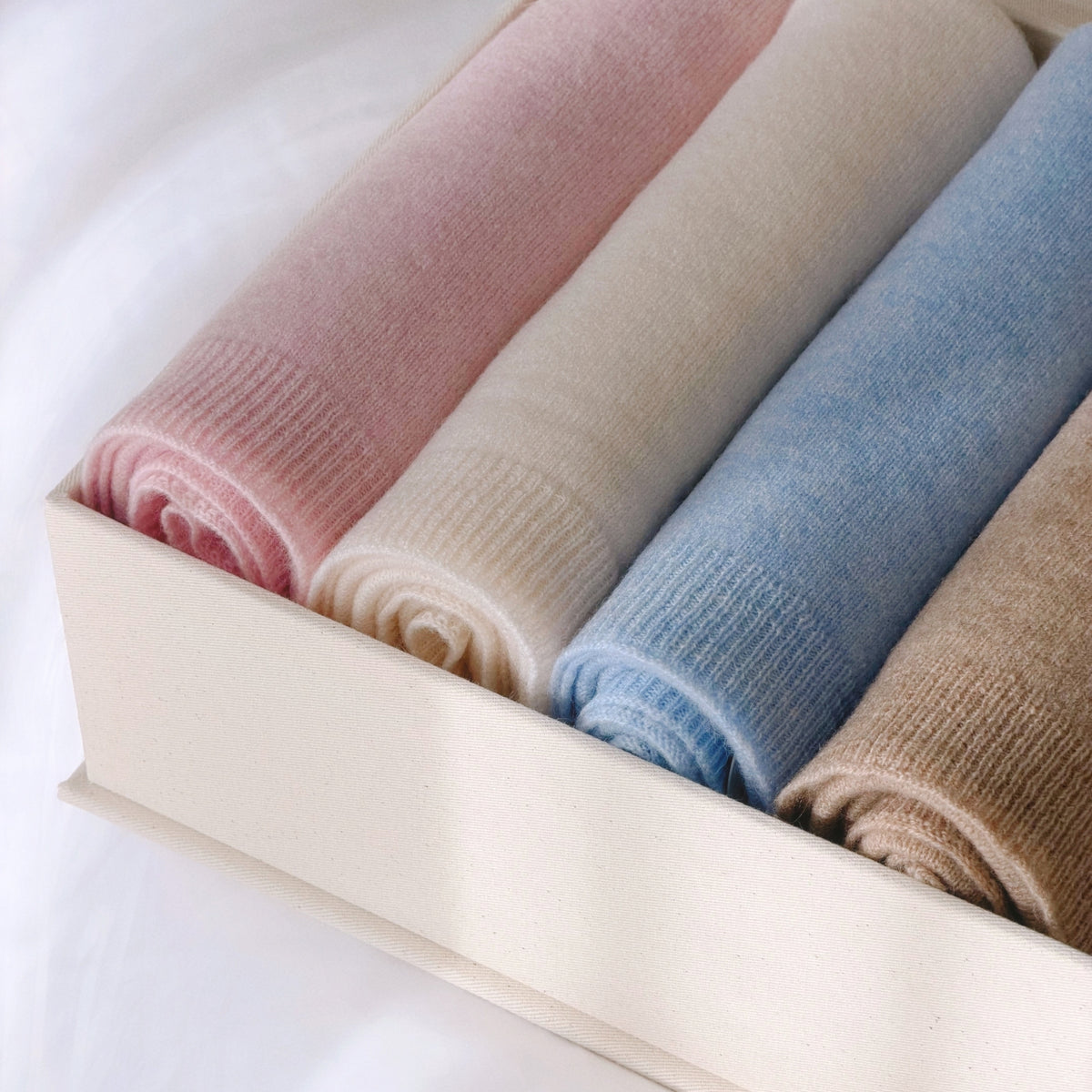 Babypledd i kasjmir i beige, hvit, lys rosa og lys blå