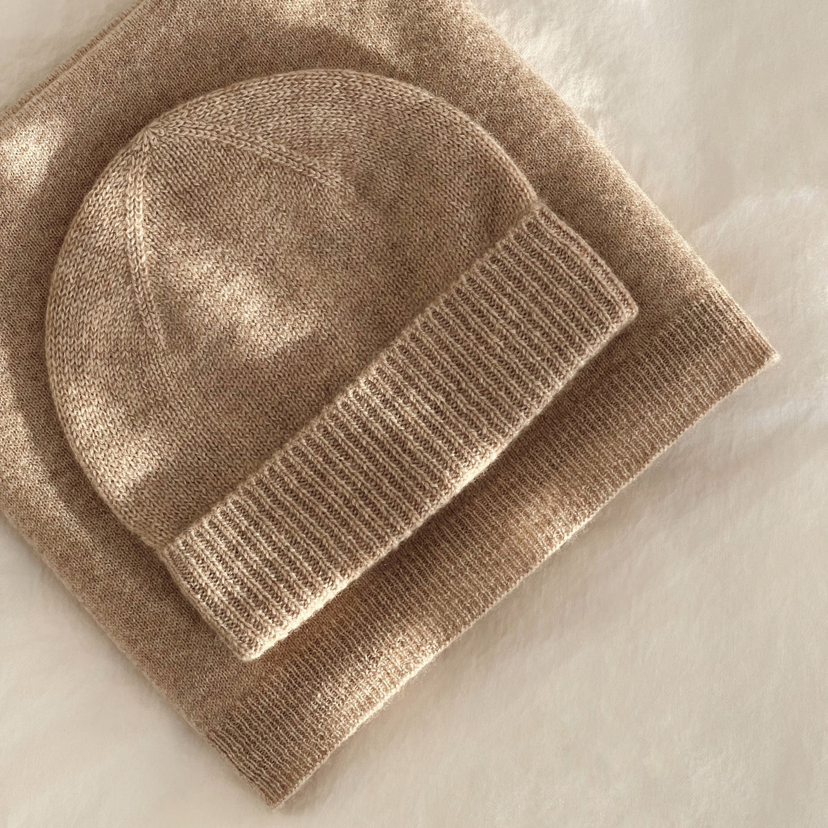 Kasjmirsett til baby med lue og babypledd i beige