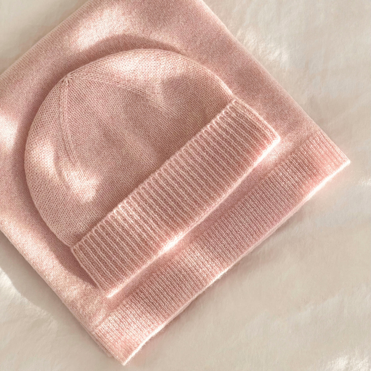Kasjmirsett til baby med lue og babypledd i lys rosa
